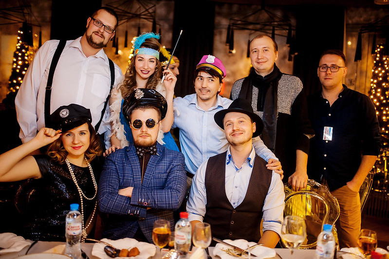 Команда компании празднует Новый год в ресторане Набережных Челнах